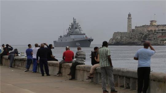 Menschen beobachten die Ankunft der Fregatte „Admiral Gorschkow“ der russischen Marine im Hafen von Havanna.