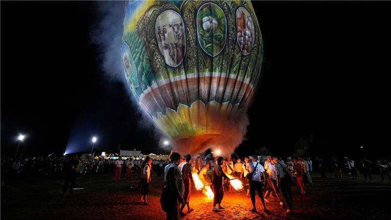 Menschen bereiten sich auf den Start eines Heißluftballons während eines Wettbewerbs anlässlich des Tazaungdaing-Fests in Naypyitaw in Myanmar vor.