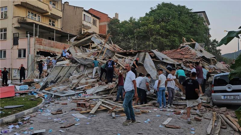 Ein Toter bei Erdbeben der Stärke 6,1 in der Westtürkei Menschen beseitigen in Sindirgi die Trümmer eines eingestürzten Gebäudes.