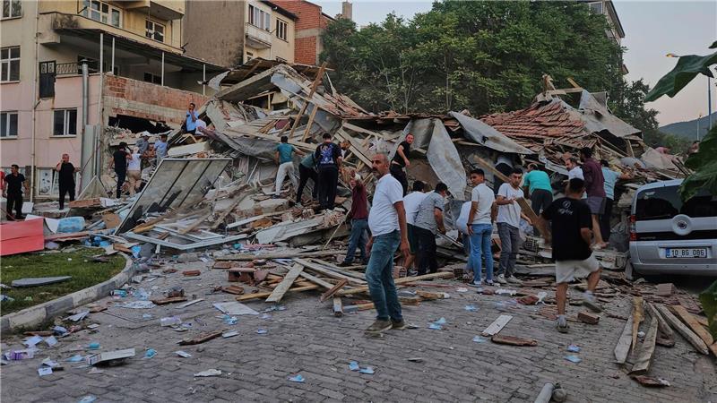 Hunderte Nachbeben in der Westtürkei - Festnahmen Menschen beseitigen in Sindirgi die Trümmer eines eingestürzten Gebäudes.