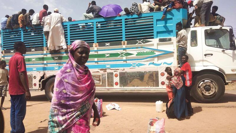 Alarm vor vernachlässigten Fluchtkrisen in Afrika Menschen besteigen einen Lastwagen, um eine Stadt im Sudan zu verlassen.