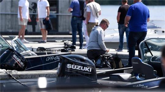 Menschen besuchen die Messe „Angel & Wassersport Expo“ am Hafen von Röbel in Mecklenburg-Vorpommern.