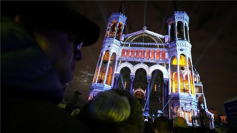 Menschen betrachten in Lyon die Basilika Notre-Dame de Fourviere.