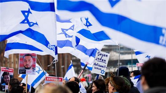 Menschen demonstrieren in Berlin mit Israelischen Fahnen gegen Antisemitismus und für Solidarität mit Israel.