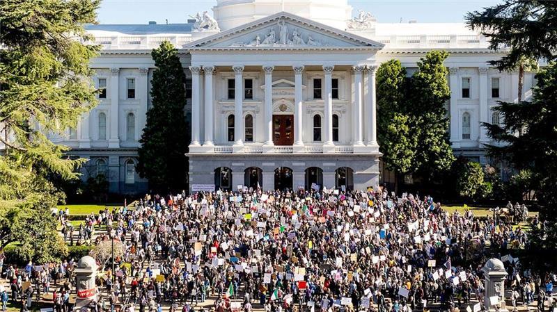 Menschen demonstrieren vor dem kalifornischen State Capitol in Sacramento gegen US-Präsident Trump.