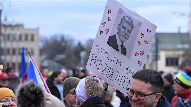 Menschen demonstrieren zur Unterstützung des tschechischen Präsidenten Pavel in Pardubice (Pardubitz), Ostböhmen. Auf dem Schild steht „Ich stehe zum Präsidenten“.