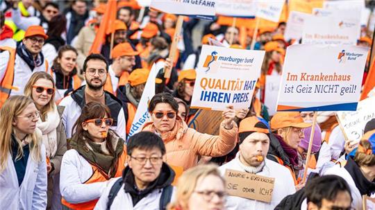 Menschen demosntrieren auf dem Opernplatz in Hannover.