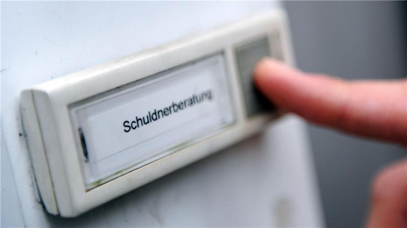 Singles suchen häufiger Hilfe bei Schuldnerberatungen Menschen, die Hilfe einer Schuldnerberatungsstelle in Anspruch nahmen, waren 2024 durchschnittlich mit 32.976 Euro verschuldet (Symbolbild)