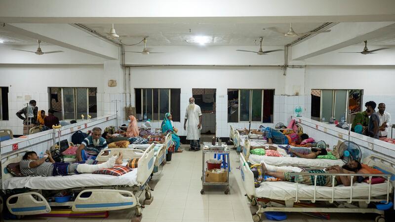 Zwei Tote bei neuen Demonstrationen in Bangladesch Menschen, die bei den Demonstrationen im Juli verletzt wurden, erholen sich in einem Krankenhaus.