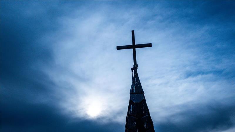 Menschen, die etwa von katholischen Priestern sexuell missbraucht wurden, können bei der Kirche Zahlungen beantragen. (Symbolbild)