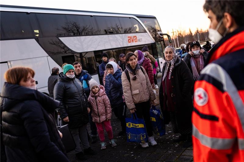 Menschen, die vor dem Krieg in der Ukraine geflohen sind, erreichen Deutschland. Im Landkreis Stade wird Wohnraum gesucht. Foto: Moritz Frankenberg/dpa