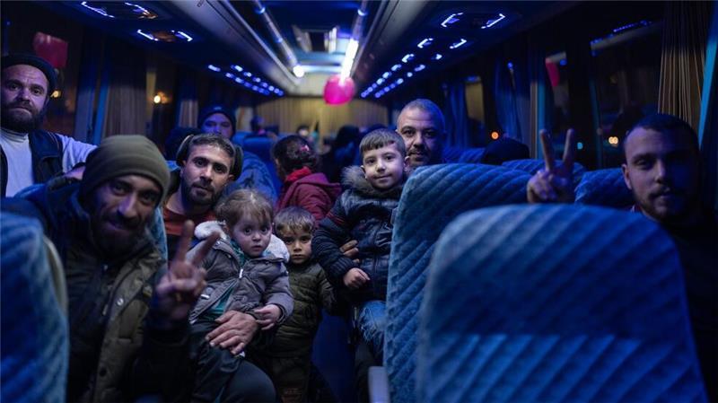 Menschen, die während des Bürgerkrieges in Syrien vertrieben wurden, kehren in Damaskus mit dem Bus nach Hause zurück.