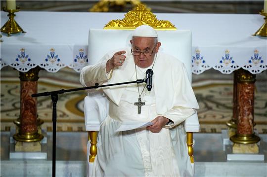 «Menschen, die zu ertrinken drohen, wenn sie auf den Wellen ausgesetzt werden, müssen gerettet werden», mahnt Papst Franziskus.