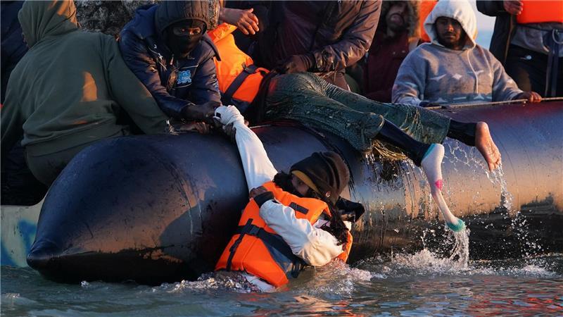 Menschen drängen sich an Bord eines kleinen Bootes vor der Küste von Dünkirchen in Frankreich, während sie versuchen den Ärmelkanal nach Großbritannien zu überqueren.