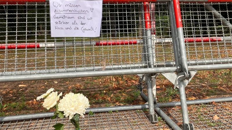 Blumen, Trauer und Rufe nach Zusammenhalt nach CSD-Anschlag Menschen drücken ihre Gefühle auf Zetteln und mit Blumen nach dem Anschlag auf den Berliner CSD aus.
