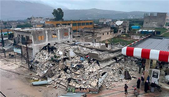 Menschen durchsuchen die Trümmer eines eingestürzten Gebäudes in der Stadt Azmarin in der Provinz Idlib im Norden Syriens. Zwei heftige Erdbeben haben kurz nacheinander am frühen Montagmorgen den Südosten der Türkei erschüttert. Das Epizentrum lag nach Angaben des Geoforschungszentrums Potsdam in beiden Fällen nahe der Stadt Gaziantep unweit der Grenze zu Syrien. Demnach ereigneten sich die Beben gegen 4.17 Uhr (Ortszeit/2.17 Uhr MEZ) und 4.28 Uhr (Ortszeit/2.28 Uhr MEZ) in einer Tiefe von 10 Kilometern. Foto: Ghaith Alsayed/AP/dpa