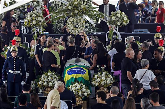 Menschen erweisen dem verstorbenen brasilianischen Fußballstar Pele im Stadion Vila Belmiro die letzte Ehre. Der Außnahme-Fußballer starb am 29.12.2022 im Alter von 82 Jahren in Sao Paulo. Foto: Marcelo Chello/AP/dpa
