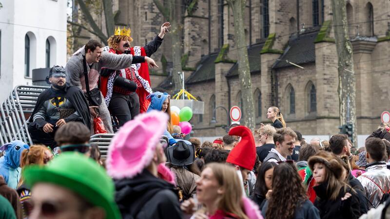 Menschen feiern auf der Zülpicher Straße in Köln Karneval.