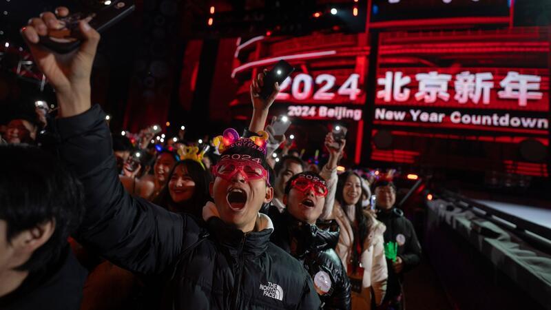 Ausgelassene Silvesterfeiern - teils schwere Zwischenfälle Menschen feiern das neue Jahr in Peking.