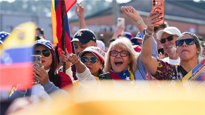 Menschen feiern in Texas die Absetzung des venezolanischen Präsidenten Nicolás Maduro.