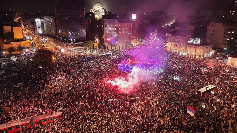 Menschen feiern, nachdem der Vorsitzende der rechtsgerichteten Serbischen Fortschrittspartei (SNS), Aleksandar Vucic, seine Niederlage bei der Parlamentswahl eingestanden hat.