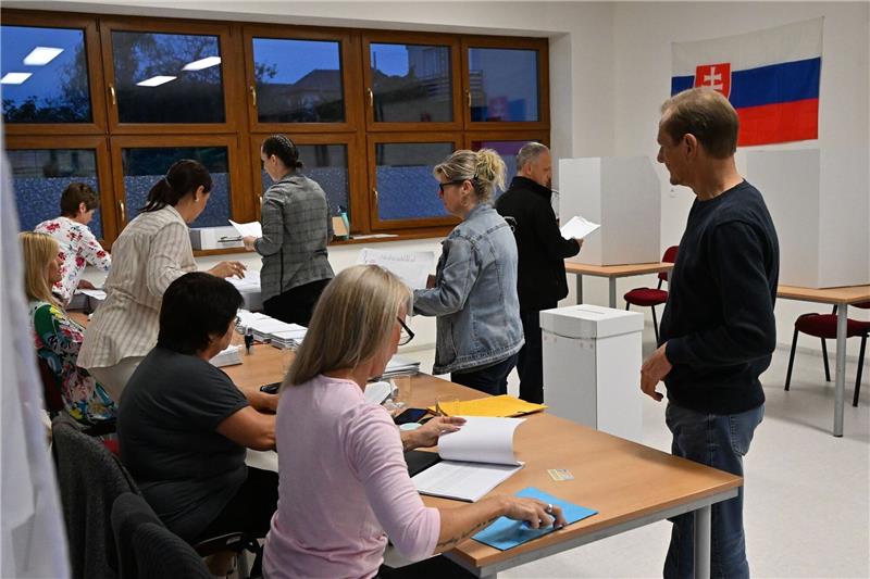 Wahl in der Slowakei: Wendet sich das Land Moskau zu? Menschen geben ihre Stimmen bei der Parlamentswahl in der Slowakei ab.