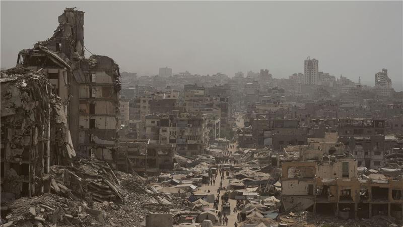 Israel beschließt Ausweitung der Kämpfe in Gaza Menschen gehen auf zerstörter Straße im Gazastreifen. (Archivbild)