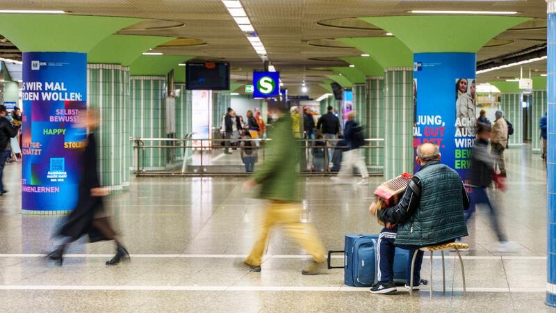 Polizei: Handgranate in Bahnhof war funktionsfähig Menschen gehen durch die B-Ebene des ÖPNV-Bahnhofs Hauptwache in Frankfurt.