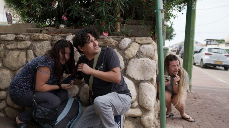 Menschen gehen im südisraelischen Aschkelon vor Raketenbeschuss aus dem Gazastreifen in Deckung.
