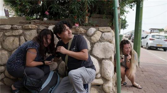 Menschen gehen im südisraelischen Aschkelon vor Raketenbeschuss aus dem Gazastreifen in Deckung.