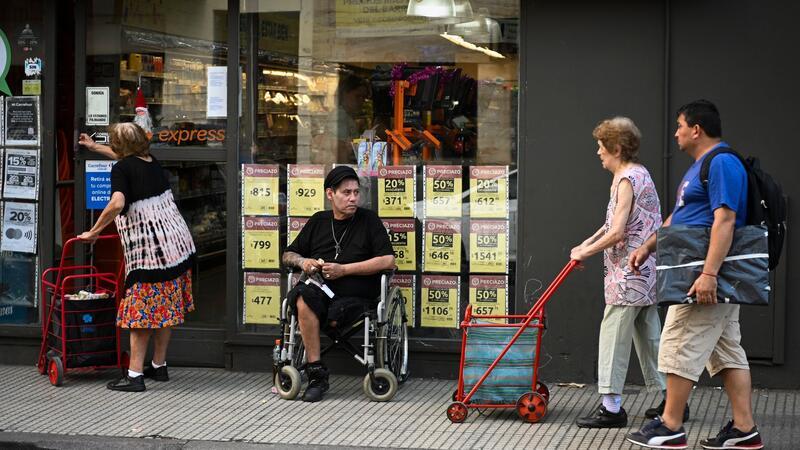 Menschen gehen in Buenos Aires einkaufen. Die jährliche Inflationsrate ist in Argentinien auf über 250 Prozent gestiegen.