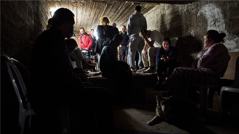 Menschen gehen in Israel in einem Luftschutzkeller in Deckung.