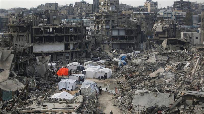 Menschen gehen inmitten der Zerstörung durch die israelische Luft- und Bodenoffensive in Dschabalija.