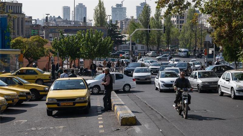 Menschen gehen nach dem israelischen Vergeltungsschlag im Iran ihrem Alltag nach. 
