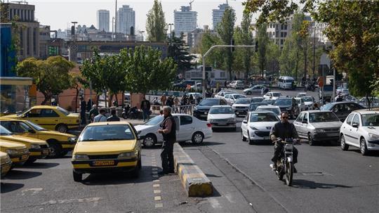 Menschen gehen nach dem israelischen Vergeltungsschlag im Iran ihrem Alltag nach. 