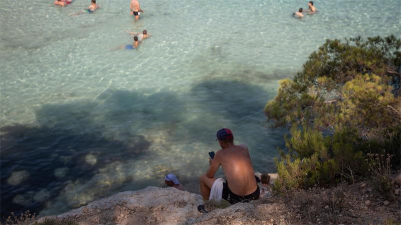 Menschen genießen das Meer auf Mallorca Temperaturen von fast 40 Grad.
