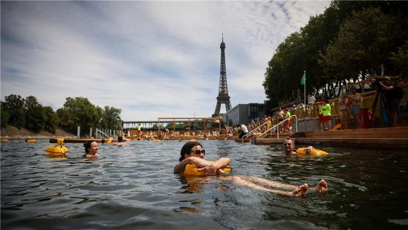 Pariser können wieder in der Seine Schwimmen Menschen genießen das Wasser an der Badestelle Grenelle an der Seine in Paris.