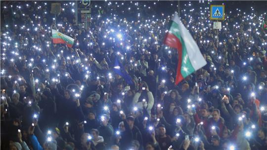 Menschen gingen mit Flaggen und Lichtern auf die Straße. 