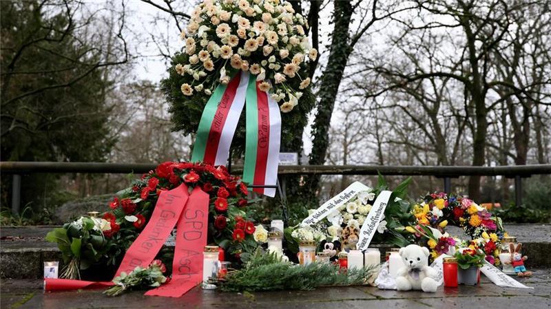 Menschen haben Blumen niedergelegt.
