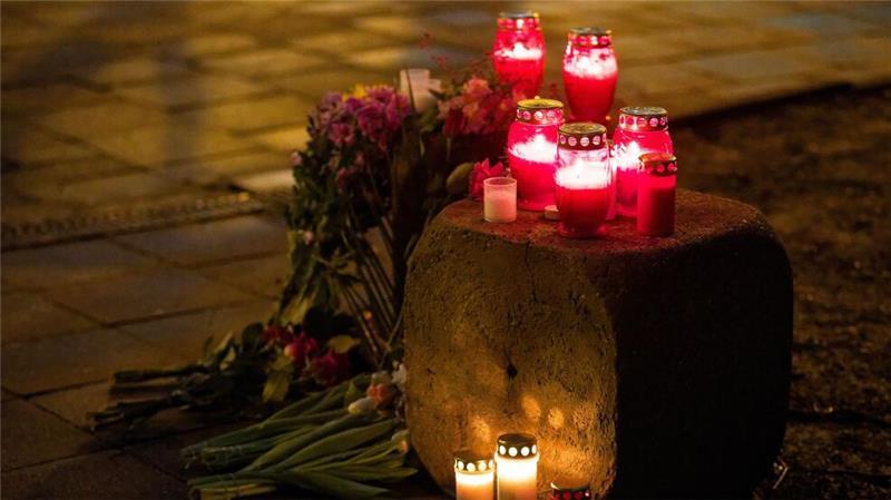 Nach Anschlag: Schwer verletzte Mutter und Kind gestorben Menschen haben Kerzen aufgestellt.
