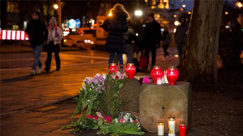 Menschen haben Kerzen in der Münchner Innenstadt entzündet.