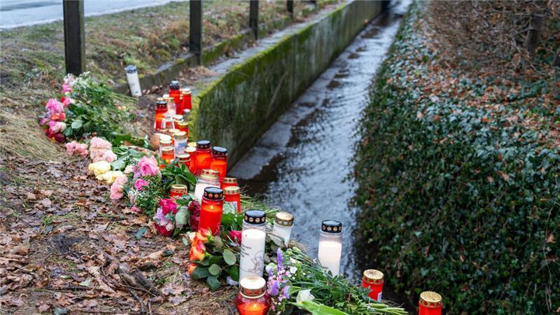 Menschen haben Kerzen und Blumen an der Unglücksstelle in Otter (Kreis Harburg) niedergelegt.