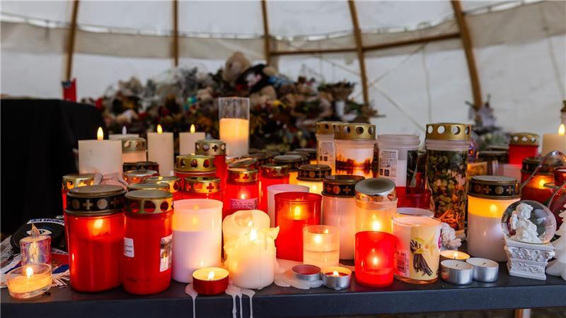 Menschen haben Kerzen und Blumen für die Opfer abgelegt. (Archivbild) 