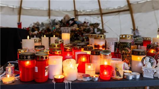 Menschen haben Kerzen und Blumen für die Opfer abgelegt. (Archivbild) 