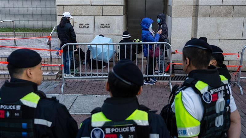 Hongkonger Medienmogul Jimmy Lai schuldig gesprochen Menschen hatten lange vor Prozessbeginn vor dem Gericht gewartet.