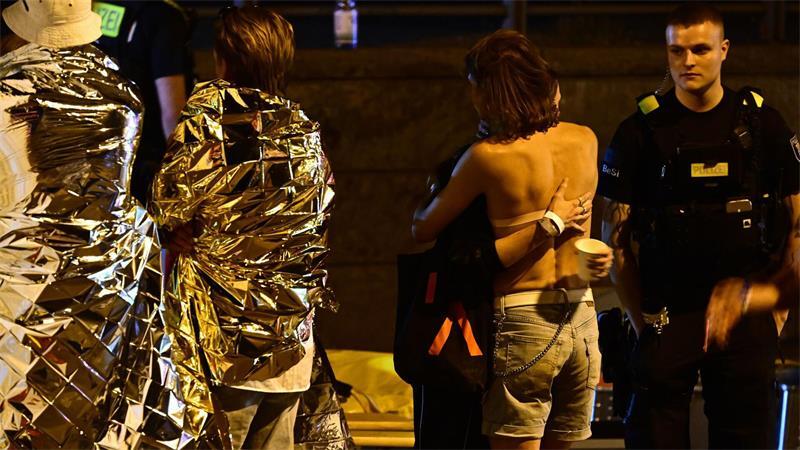 „Es trifft unsere Stadt mitten ins Herz“ Menschen hüllen sich in Rettungsdecken und umarmen sich.