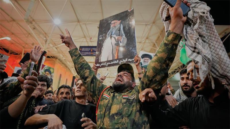 Menschen im Iran trauern um Chamenei.