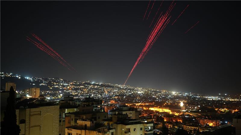 Waffenruhe im Libanon – Hoffnung auf Einigung im Iran-Krieg Menschen in Beirut jubeln vor Freude.