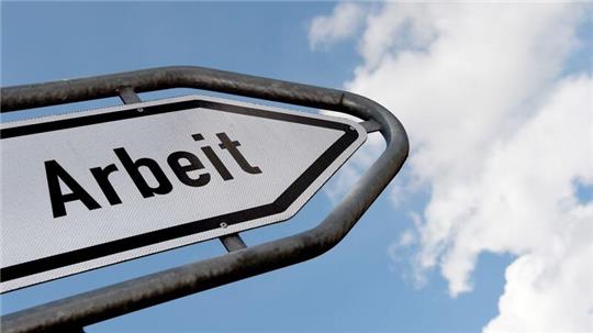 Menschen in Deutschland machen weniger Überstunden und arbeiten häufiger in Teilzeit.