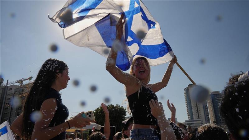 Menschen in Israel feiern die Rückkehr der Geiseln.